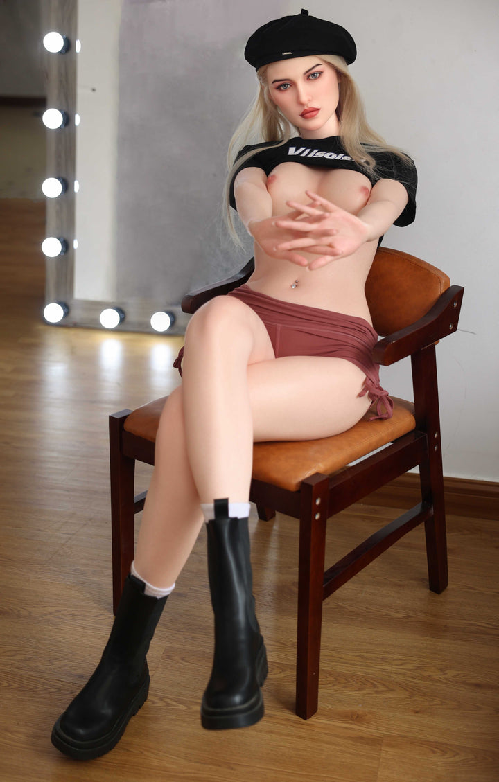 Sexpuppe auf Stuhl sitzend
