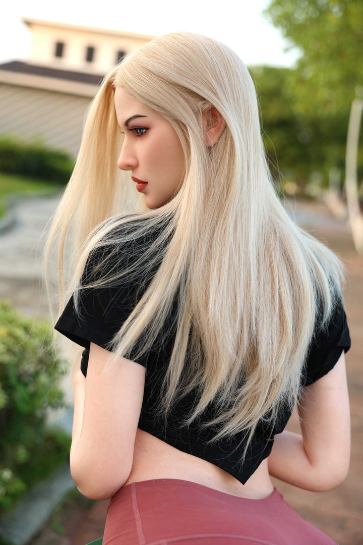 Blonde Sexpuppe im Freien stehend