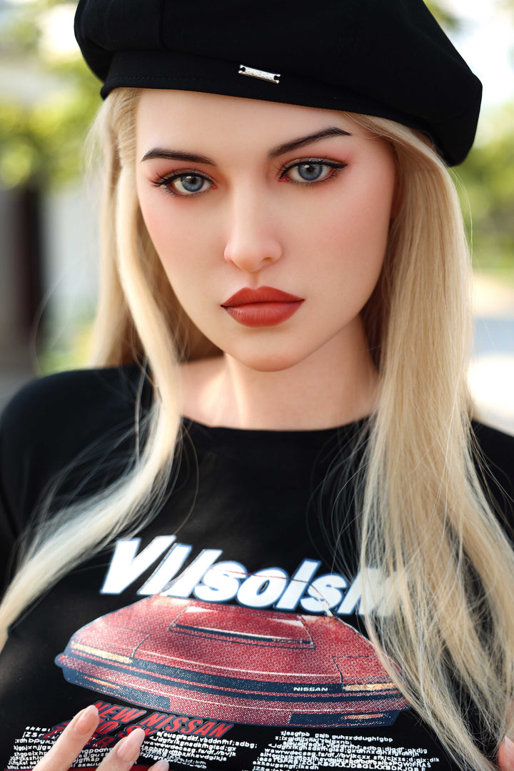 Realistische Sexpuppe mit blonden Haaren
