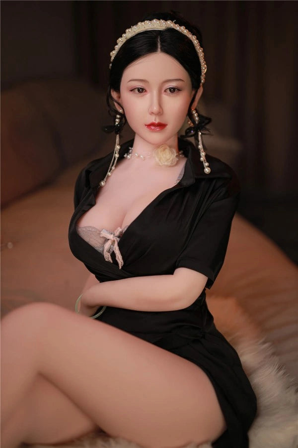Sexpuppe in schwarzem Kleid