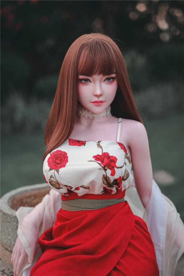 Sexpuppe mit rotem Kleid