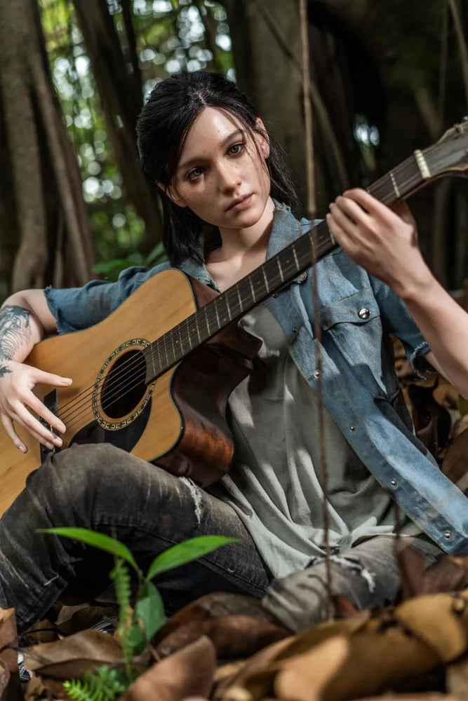 Frau mit Gitarre im Wald