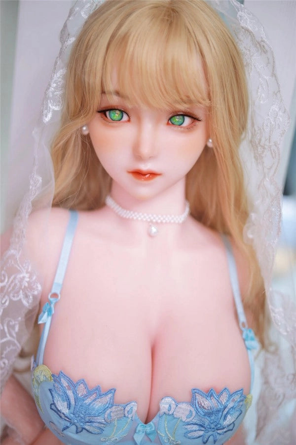 Sexpuppe mit blonder Perücke
