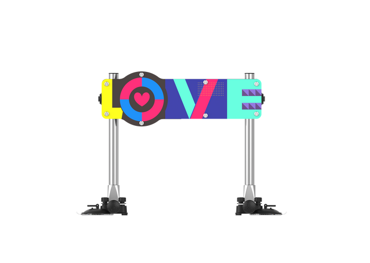 Buntes "LOVE"-Schild mit Ständern