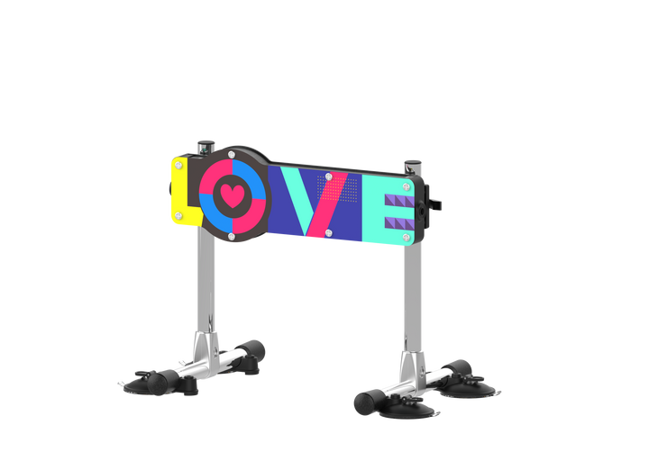 Sexpuppen-Zubehör mit "LOVE"-Schriftzug
