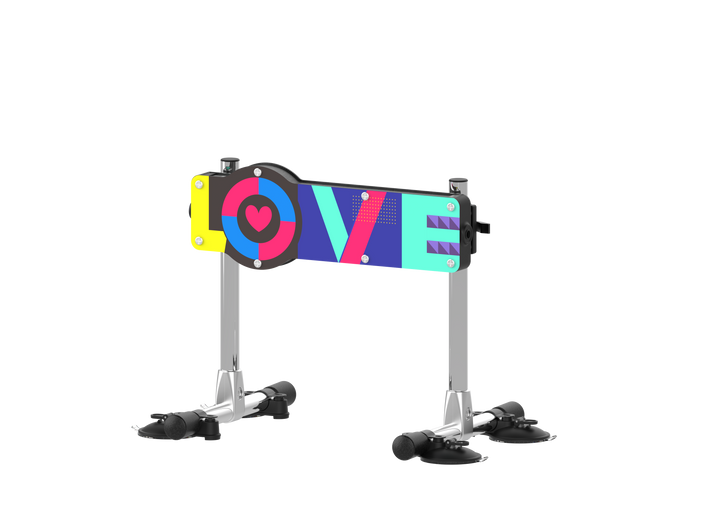 Sexpuppen-Zubehör mit "LOVE"-Schriftzug