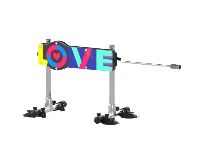 Sexpuppen-Zubehör mit "LOVE"-Schriftzug