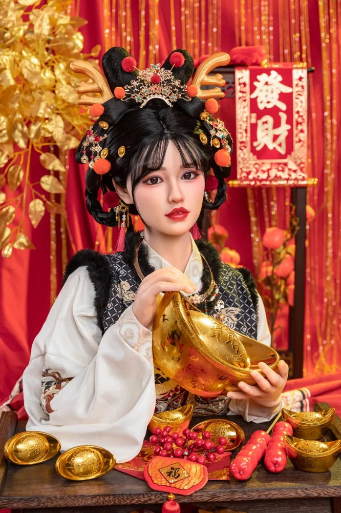 Traditionelle Sexpuppe in chinesischem Outfit