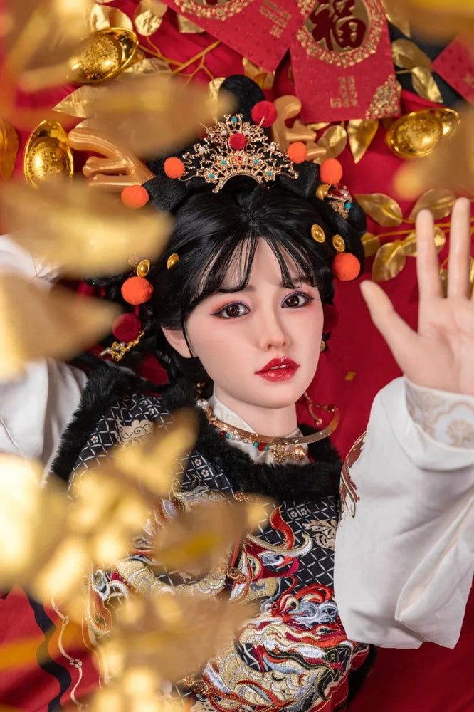Chinesische Sexpuppe in traditioneller Kleidung