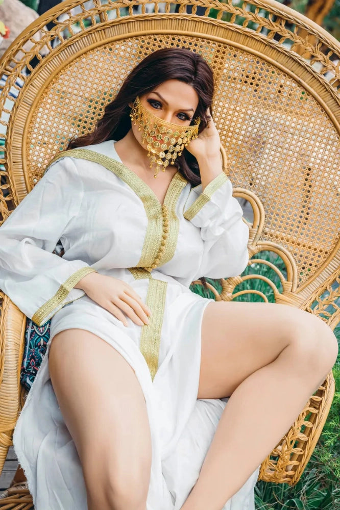 Sexpuppe in traditioneller Kleidung sitzend