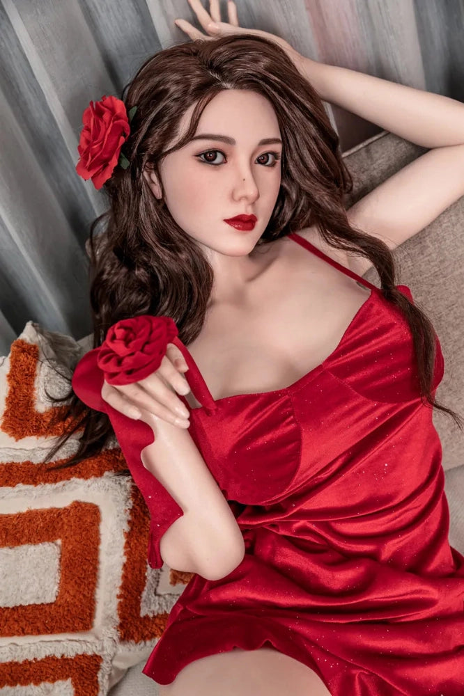 Sexpuppe in rotem Kleid liegend