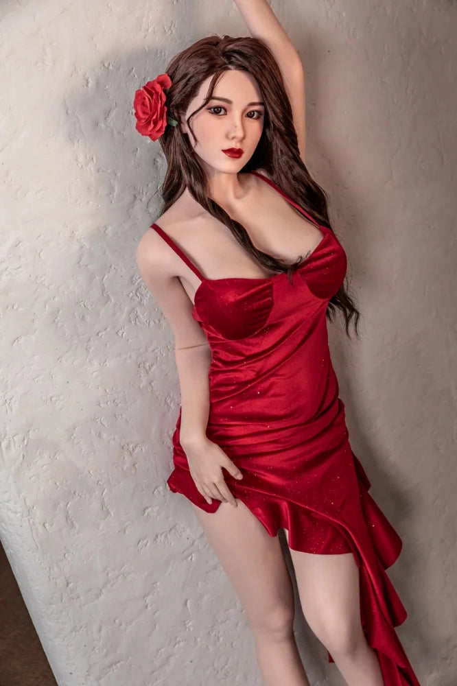 Sexpuppe in rotem Kleid stehend