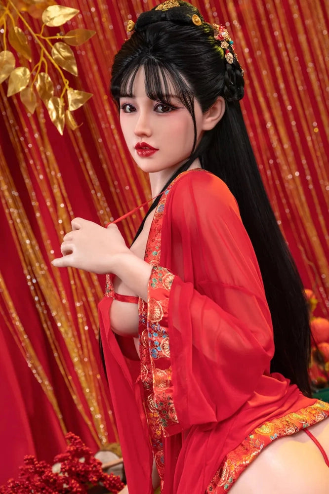 Sexpuppe in rotem Kimono posiert