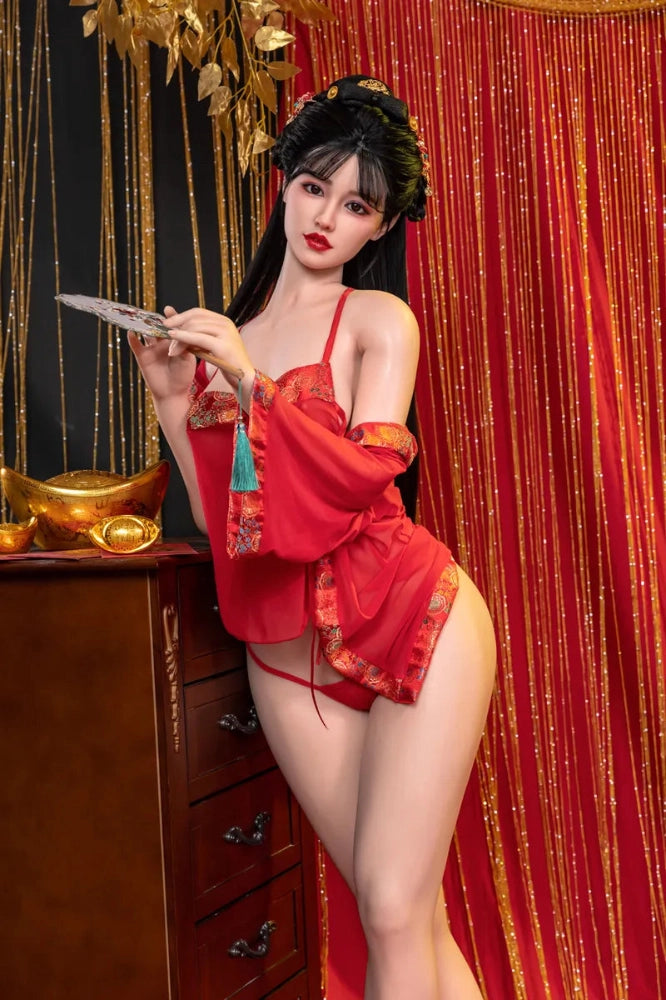 Sexpuppe in rotem Outfit posierend