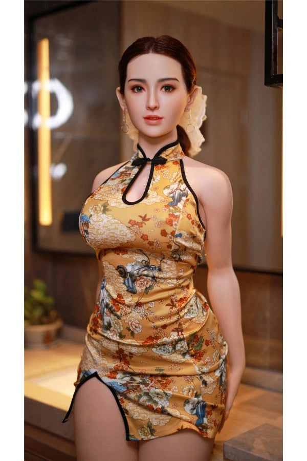 Sexpuppe in traditionellem Kleid