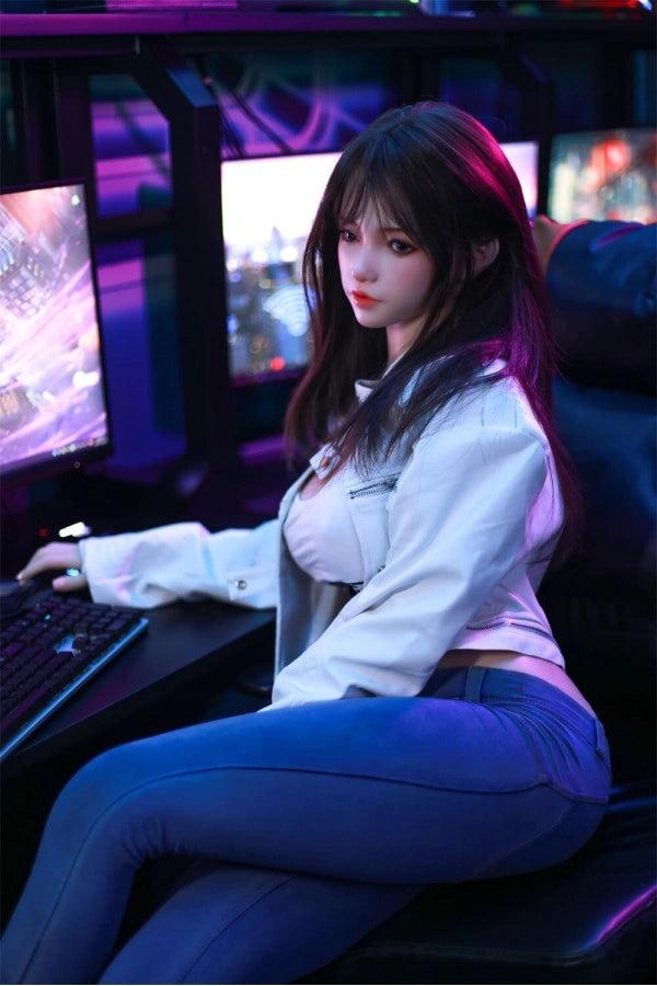 Sexpuppe in Gaming-Umgebung sitzend