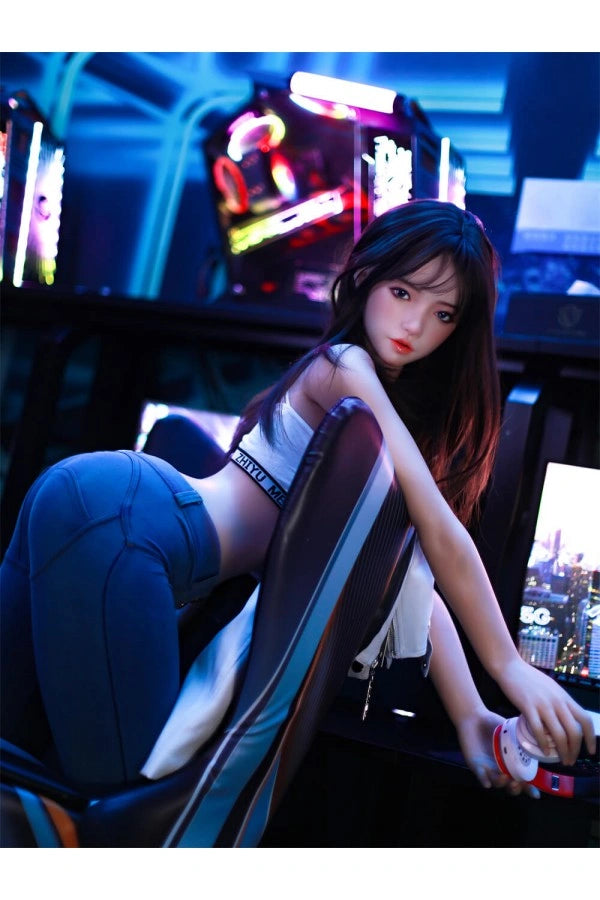 Sexpuppe in Gaming-Umgebung