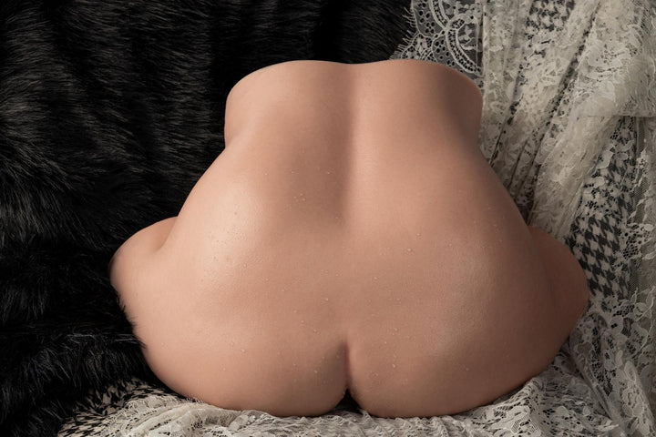 Sexpuppen-Torso auf Spitze liegend