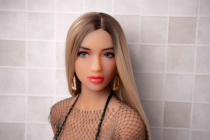 Realistische Sexpuppe mit blonden Haaren