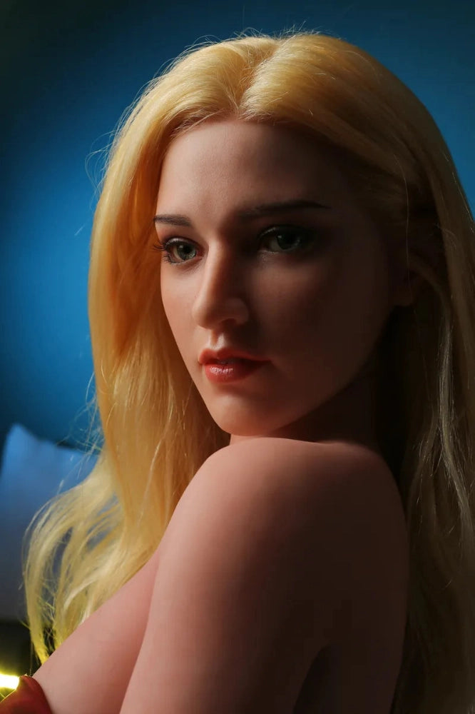 Realistische blonde Sexpuppe Nahaufnahme