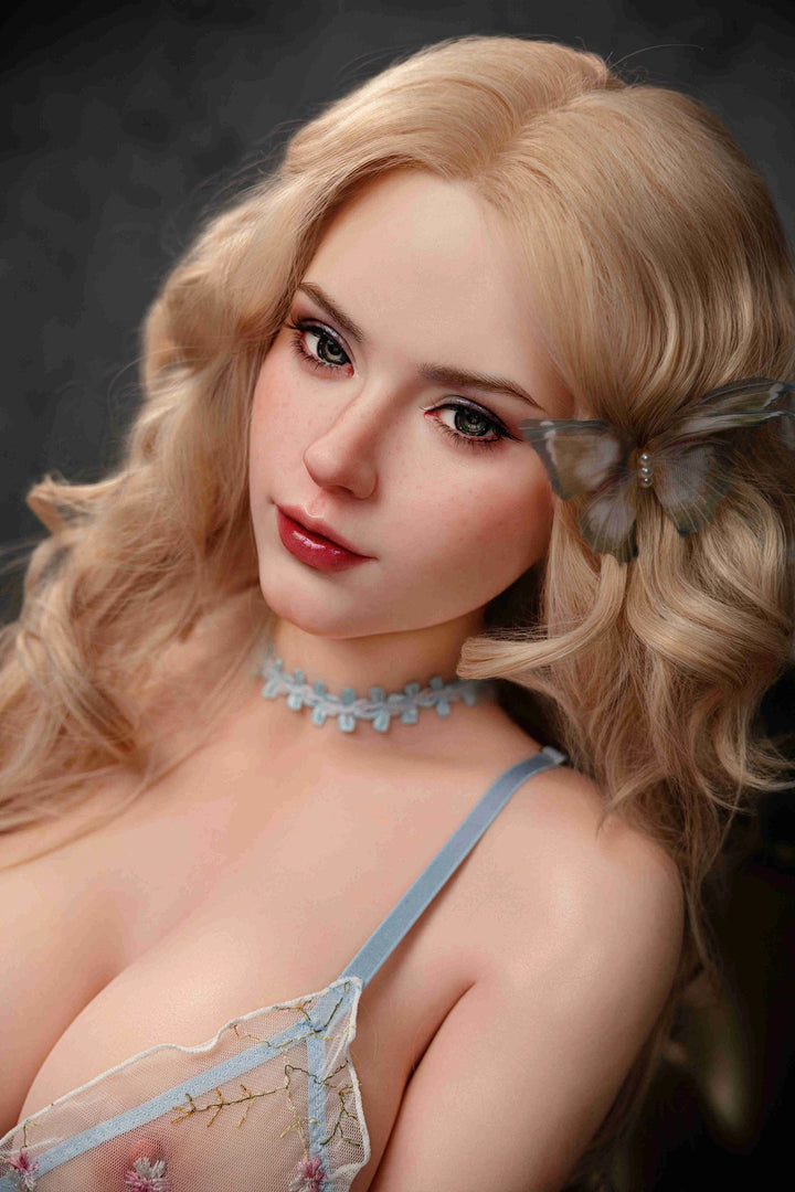 Realistische Sexpuppe mit blonden Haaren