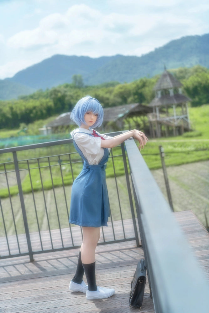 Anime-Puppe im Freien stehend