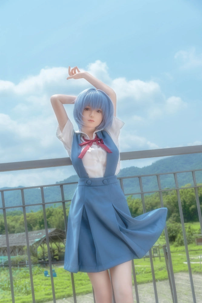 Anime-Sexpuppe im Freien posierend