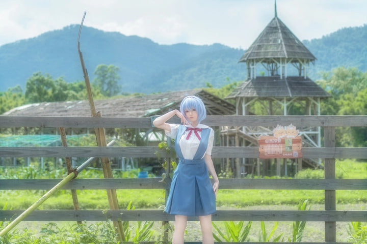 Anime-Sexpuppe im Freien posierend