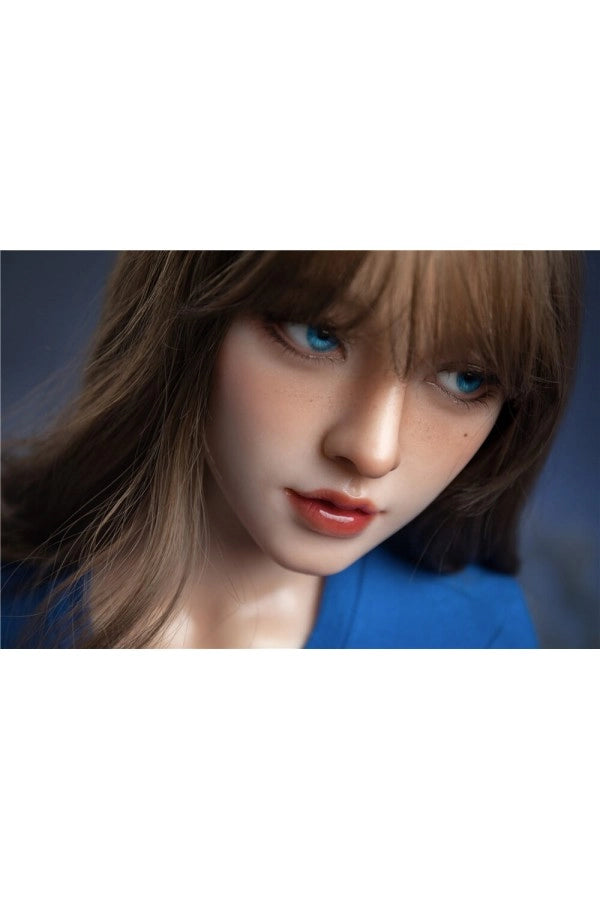 Sexpuppe mit blauen Augen, Nahaufnahme