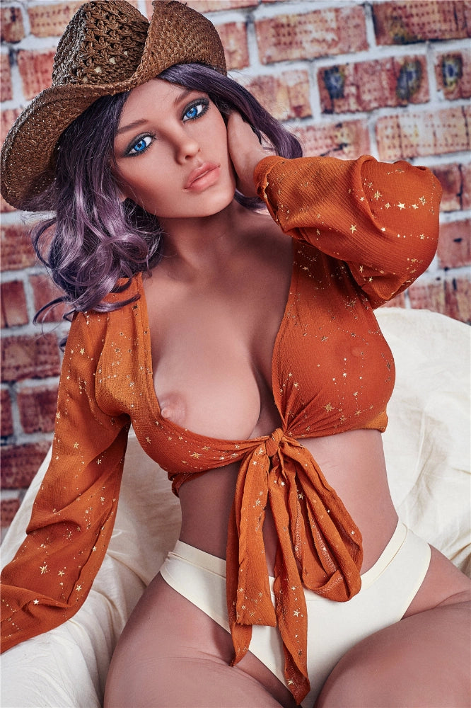 Sexpuppe im Cowboy-Outfit posiert