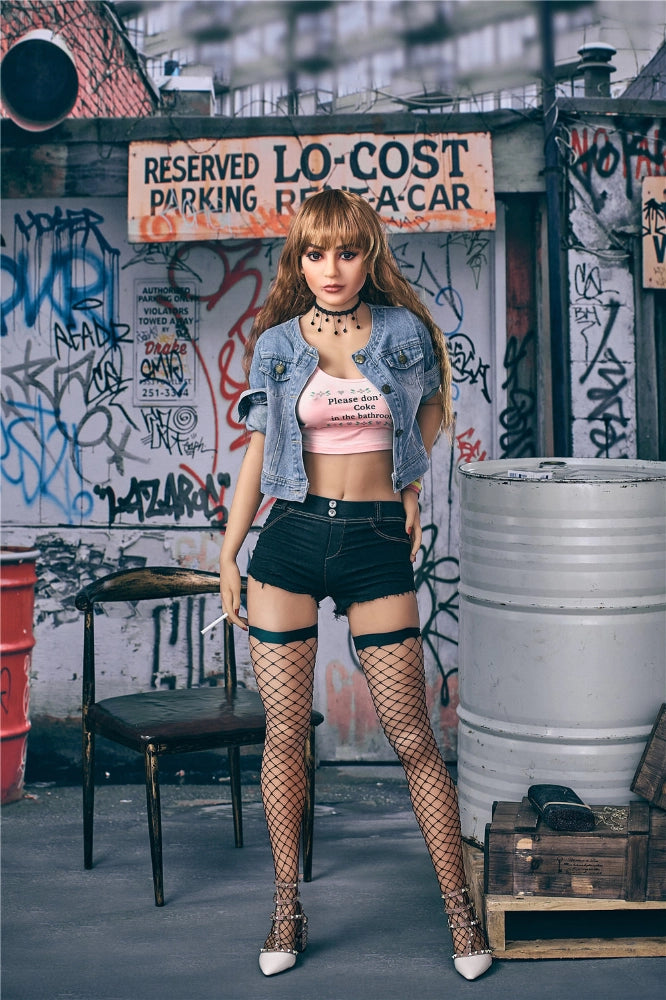 Sexpuppe in urbaner Umgebung