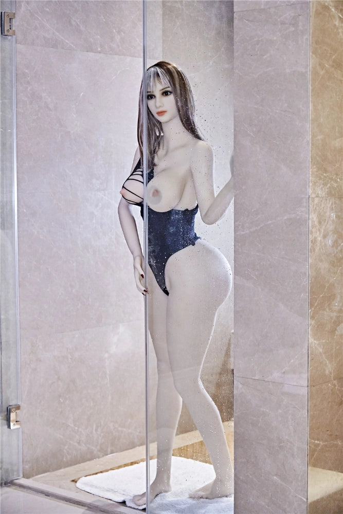 Sexpuppe in Dusche stehend