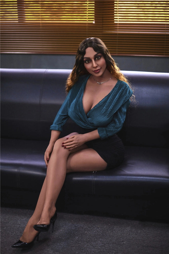 Realistische Sexpuppe auf Sofa sitzend