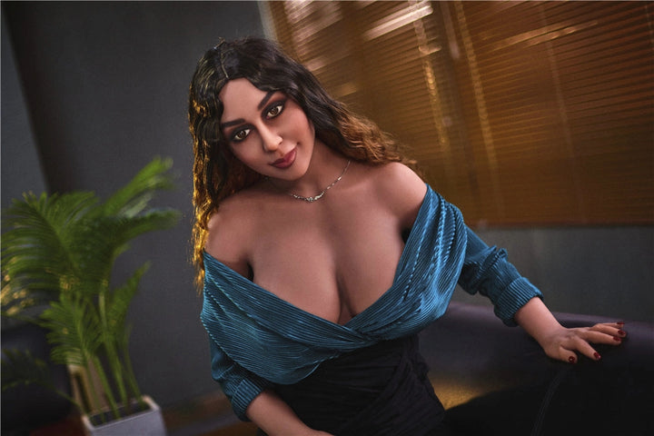 Realistische Sexpuppe in Wohnzimmer