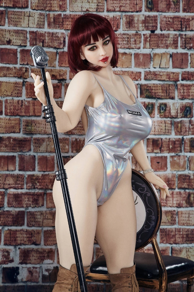 Sexpuppe in silbernem Outfit posiert