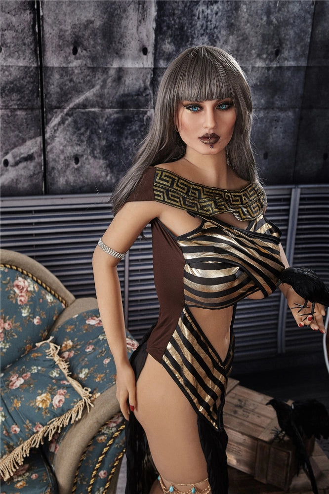 Realistische Sexpuppe mit dekorativem Outfit