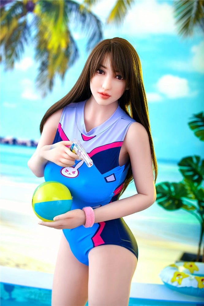 Sexpuppe am Strand mit Ball