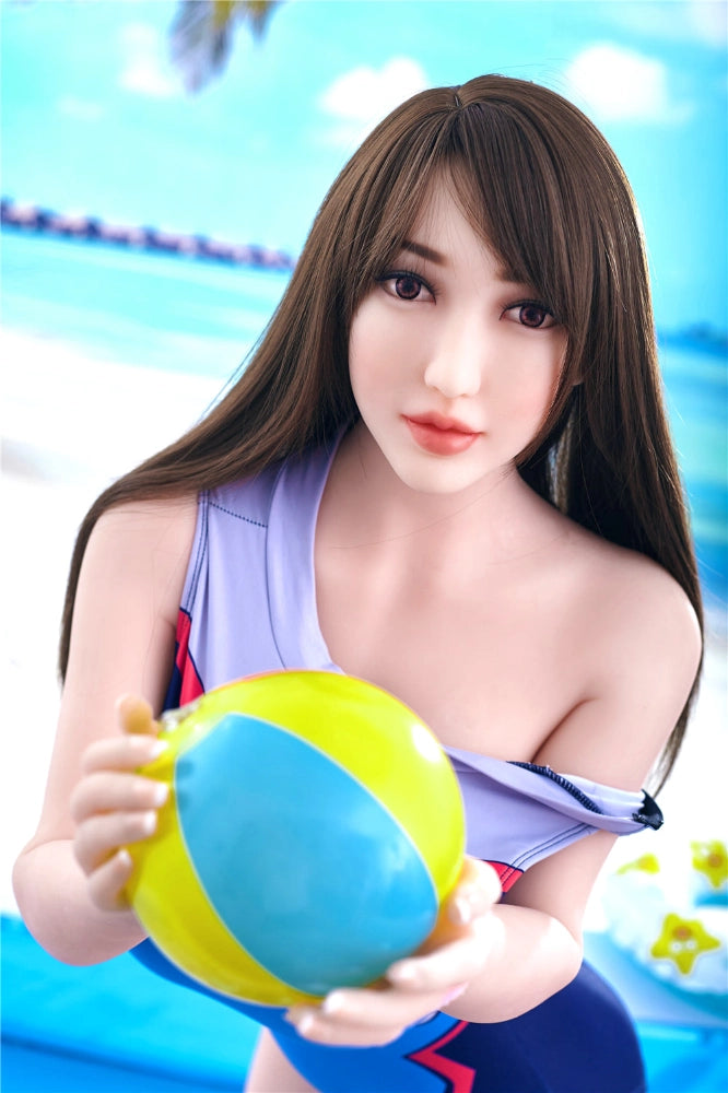 Sexpuppe am Strand mit Ball