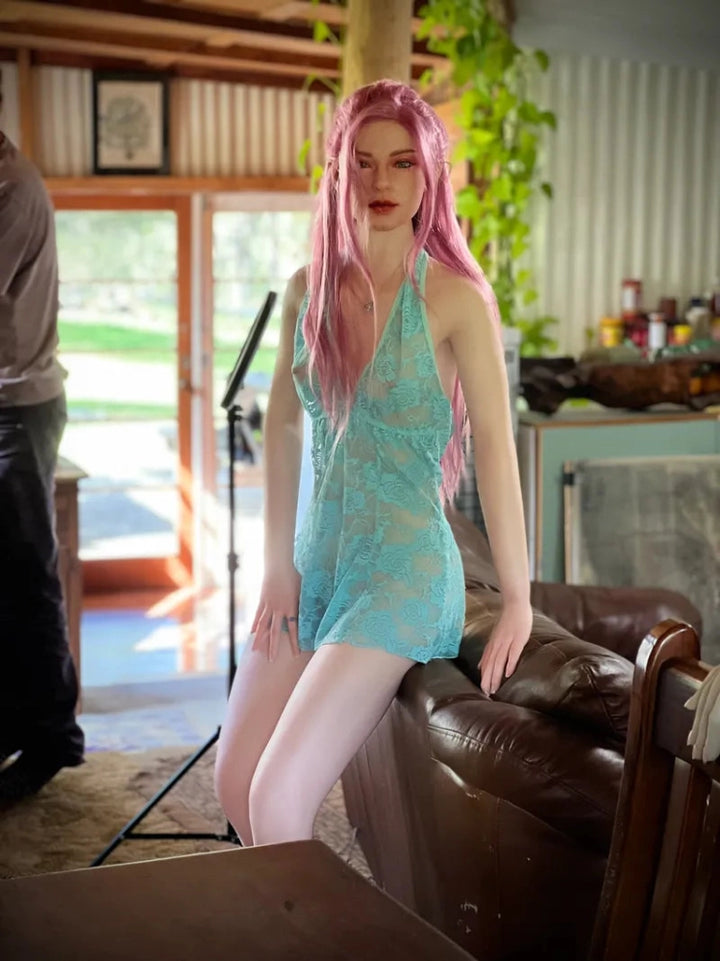 Sexpuppe mit rosa Haaren, Kleid