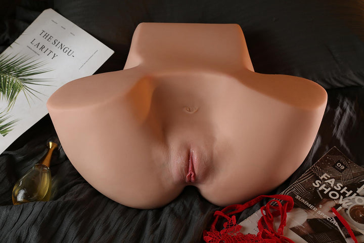 Sexpuppen-Torso auf Bett liegend