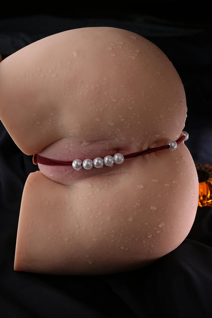 Sexpuppen-Detail mit Perlenkette