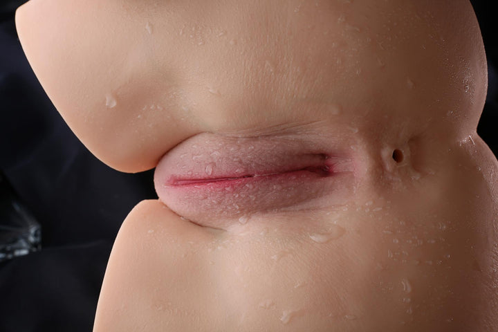 Sexpuppen-Detailansicht mit Wassertröpfchen