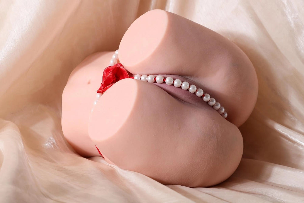 Sexpuppen-Torso mit Perlenkette