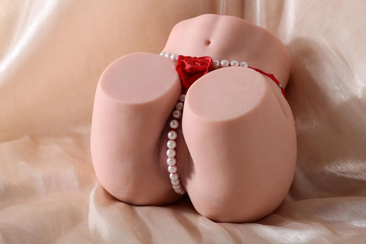 Sexpuppen-Torso mit Perlenkette