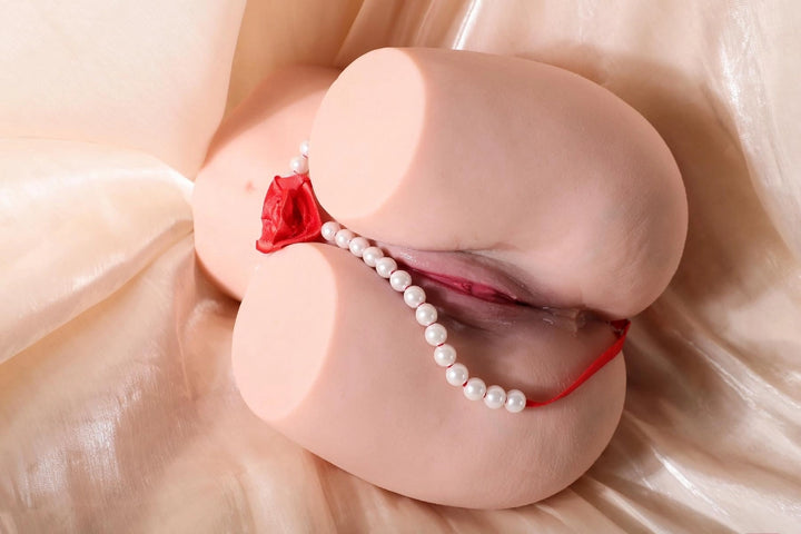 Sexpuppen-Torso mit rotem String