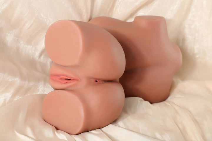 Sexpuppen-Torso auf weißem Stoff