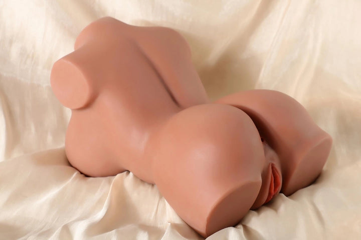 Sexpuppen-Torso auf Bettlaken