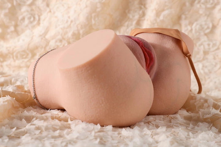 Sexpuppen-Torso auf Spitzenstoff