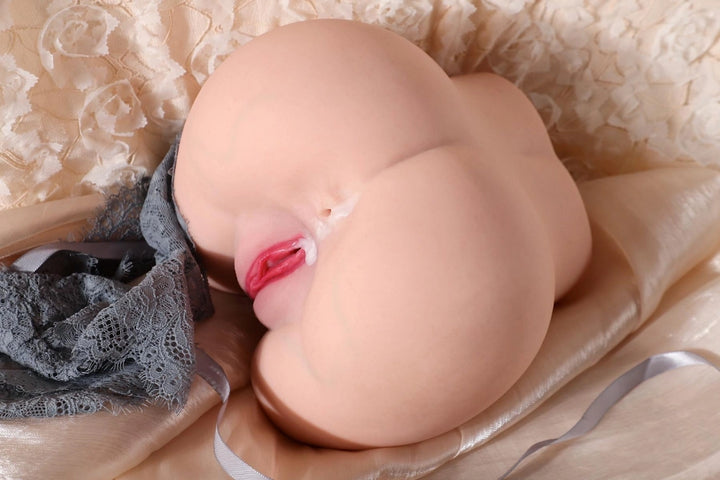 Sexpuppe mit Spitze auf Satin