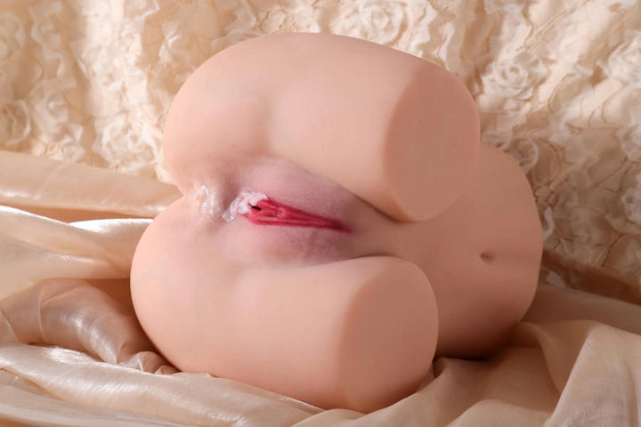 Sexpuppen-Torso auf Seidenstoff